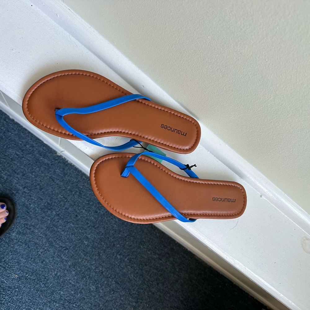 Maurice’s flip flops NWT size 7